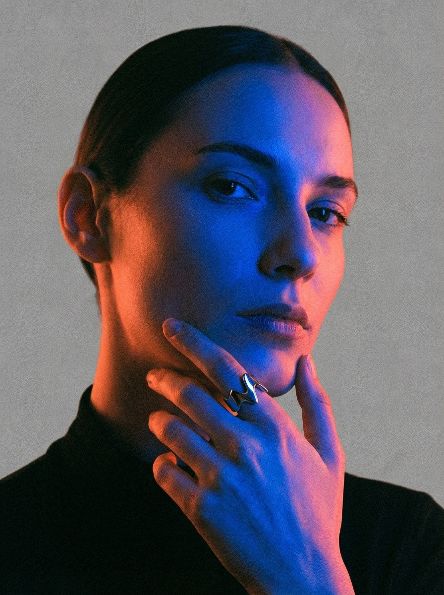 MURMUR8 ring, portrait